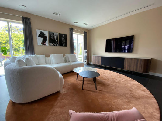 Tv-meubel met stenen blad en speakerdoek